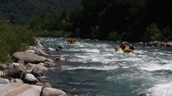 I giornalisti che hanno preso parte alla prima tappa di “Emozione3 Gira l’Italia” hanno provato il brivido della discesa tra le rapide del fiume Sesia in rafting.