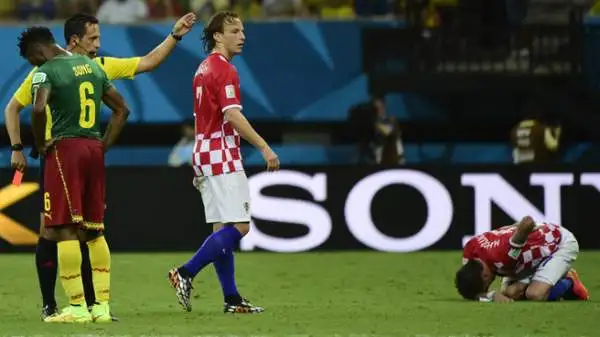 Follia di Song, che contro la Croazia lascia il Camerun in 10 per un pugno alla schiena di Mandzukic.