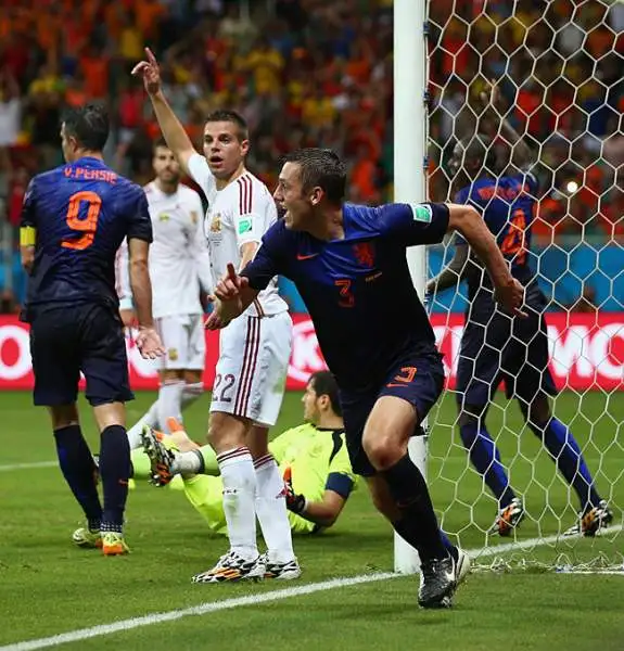 L'Olanda umilia la Spagna per 5-1 grazie alle doppiette di Robben e Van Persie più la rete di De Vrij, per la Roja rete di Xabi Alonso su rigore.