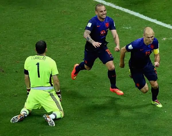 L'Olanda umilia la Spagna per 5-1 grazie alle doppiette di Robben e Van Persie più la rete di De Vrij, per la Roja rete di Xabi Alonso su rigore.