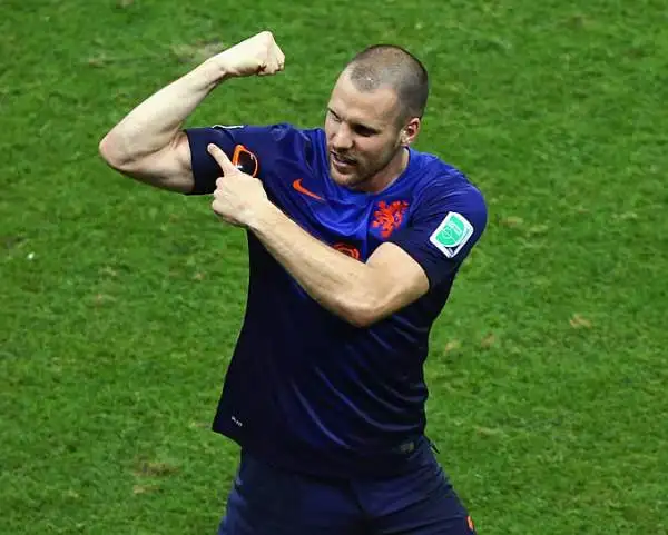 L'Olanda umilia la Spagna per 5-1 grazie alle doppiette di Robben e Van Persie più la rete di De Vrij, per la Roja rete di Xabi Alonso su rigore.