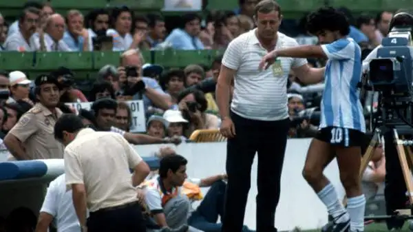 Diego Armando Maradona, nel 1982, perse la testa contro il Brasile: il suo Mondiale finì qualche minuto prima di quello dell'Argentina.