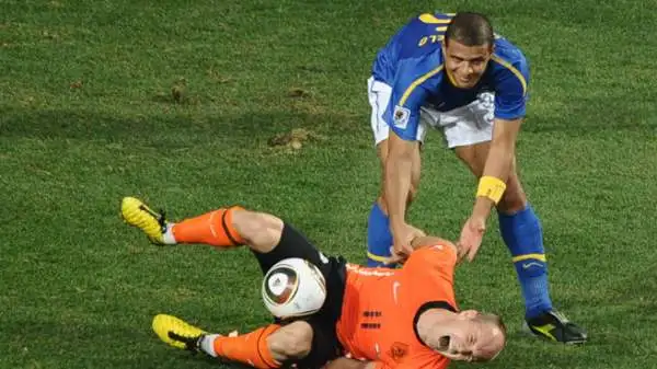 Nel 2010 Felipe Melo regala agli olandesi il gol del pareggio e, con il Brasile sotto di una rete, si fa espellere per un fallo su Robben.