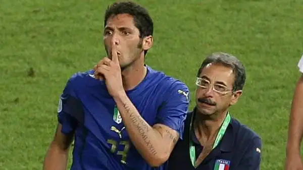 Le provocazioni di Materazzi a Zidane nella finale del Mondiale del 2006 portarono a due turni di squalifica per il grintoso difensore azzurro.