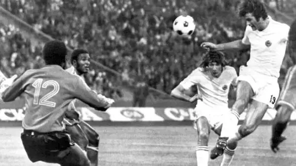 Nel 1974 lo zairese Ndaye venne mandato sotto la doccia dal colombiano Delgado. Ma a dare un calcio all’arbitro era stato Ilunga Mwepu.