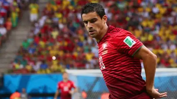 Ricardo Costa 7. Se il Portogallo è ancora vivo lo deve anche a lui, che salva sulla linea due gol fatti e impedisce alla barca di Bento di affondare senza rimedio. Valgono come una doppietta.