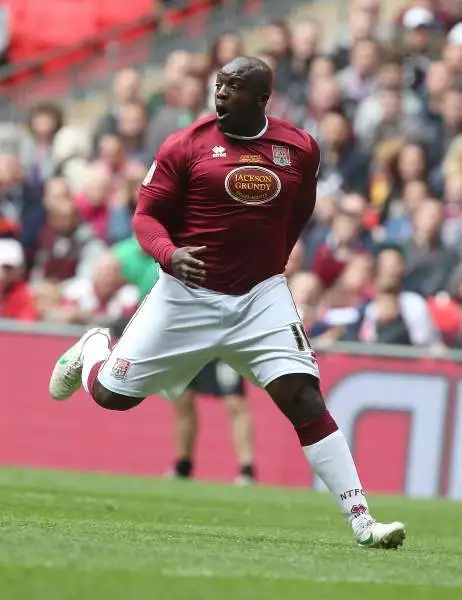 La partita contro il Chelsea ha fatto conoscere al mondo il bomber "over size" del Wimbledon, Akinfenwa.