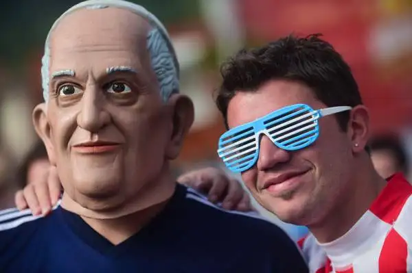Occhi sbarrati per uno dei tanti 'Bergoglio' andati in Brasile.