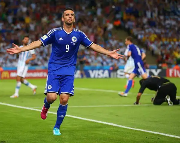 Vedad Ibisevic è entrato nella storia del calcio bosniaco. Sua la prima rete in assoluto ai Mondiali, l’ha realizzata contro l’Argentina, ma è servita solamente per gli almanacchi.