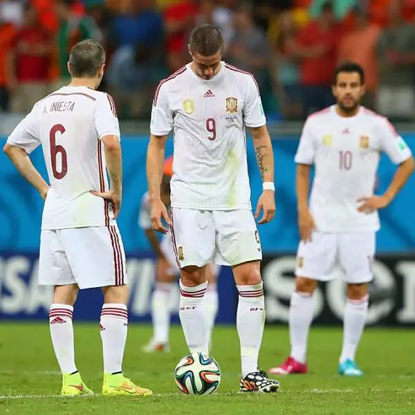 Incubo spagnolo. L'Olanda la umilia per 5-1 grazie alle doppiette di Robben e Van Persie più la rete di De Vrij, per la Roja rete di Xabi Alonso su rigore.