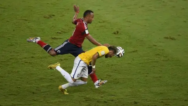 Neymar, che aveva trascinato il Brasile, ha rischiato di terminare la carriera in uno scontro con Camilo Zuniga. Il colombiano gli è franato addosso all’86’.