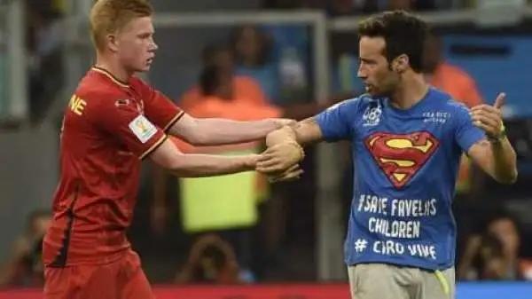 Belgio-Stati Uniti è stata interrotta per l'ingresso in campo di un ragazzo sulla cui maglia si ricordava Ciro Esposito, il tifoso del Napoli tragicamente scomparso.
