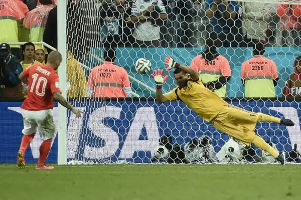 Romero gli urla tre volte, in italiano, “Guardami”. Sneijder si presenta sul dischetto a testa bassa e si fa parare il rigore.