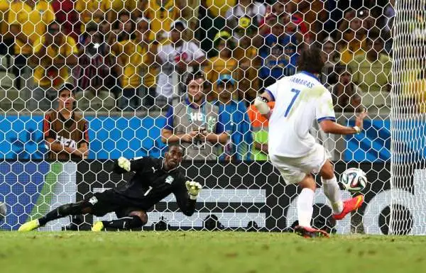 A Samaras non tremano le gambe quando c’è da trasformare il rigore che porta per la prima volta la Grecia agli ottavi.