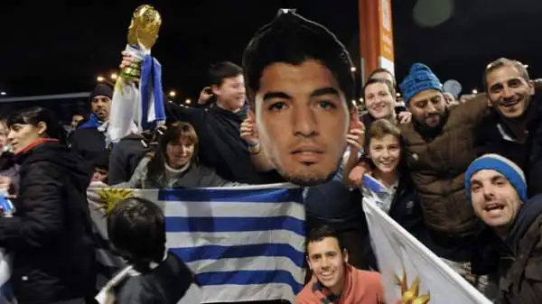 I tifosi dell’Uruguay non hanno fatto mancare il loro affetto a Suarez, protagonista di una figuraccia mostruosa.