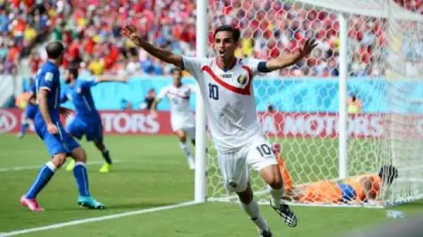 Bryan Ruiz è stato il trascinatore della Costa Rica, grandissima sorpresa dei Mondiali. Eccolo dopo avere appena segnato all’Italia. Gol decisivo.