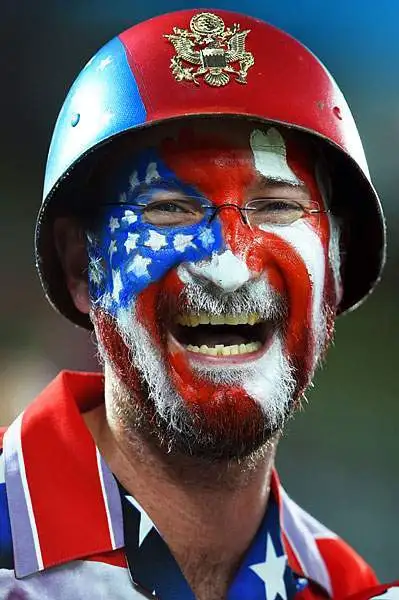 Contento lui… Comunque grazie anche all’apporto di questo colorato tifoso gli Usa hanno passato il primo turno.