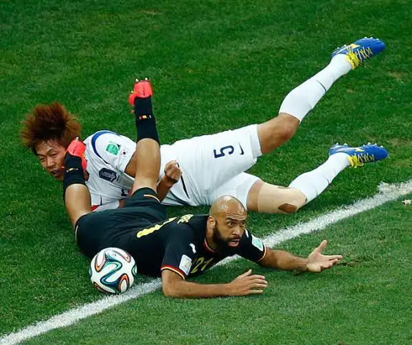 L’Anthony Vanden Borre sceso in campo in Brasile sembrava lo zio anziano del calciatore visto in Italia. Look migliorabile.
