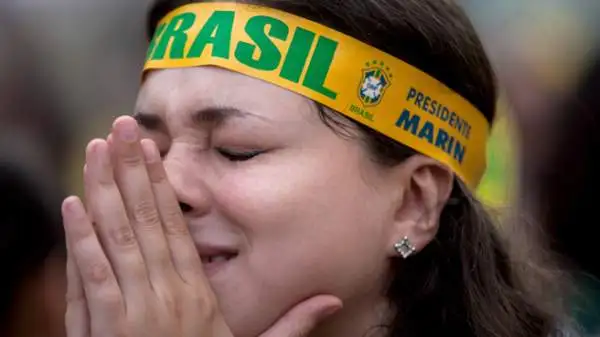 Ma non c'è solo l'infortunio di Neymar a rovinare la gioia per la qualificazione alla semifinale. Contro la Germania, infatti, non ci sarà capitan Thiago Silva, squalficato.