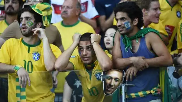 Il 7-1 della Germania sul Brasile è una figuraccia che segnerà la storia del calcio. E i tifosi verdeoro si sono abbandonati alle lacrime, sia allo stadio Mineirao che nelle piazze del Paese.