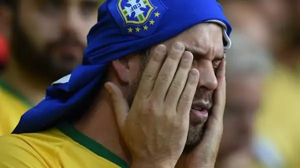 Il 7-1 della Germania sul Brasile è una figuraccia che segnerà la storia del calcio. E i tifosi verdeoro si sono abbandonati alle lacrime, sia allo stadio Mineirao che nelle piazze del Paese.