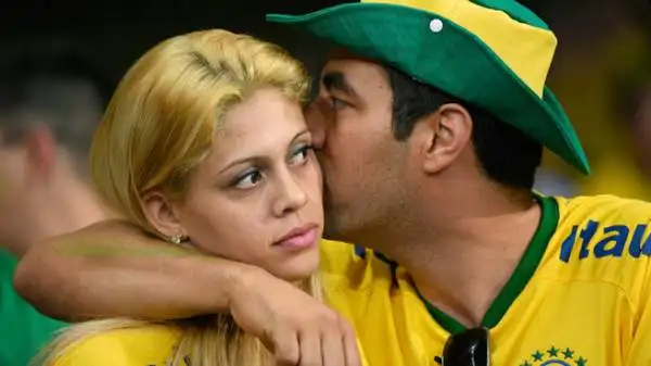 Il 7-1 della Germania sul Brasile è una figuraccia che segnerà la storia del calcio. E i tifosi verdeoro si sono abbandonati alle lacrime, sia allo stadio Mineirao che nelle piazze del Paese.