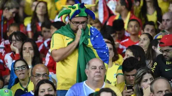 Il 7-1 della Germania sul Brasile è una figuraccia che segnerà la storia del calcio. E i tifosi verdeoro si sono abbandonati alle lacrime, sia allo stadio Mineirao che nelle piazze del Paese.