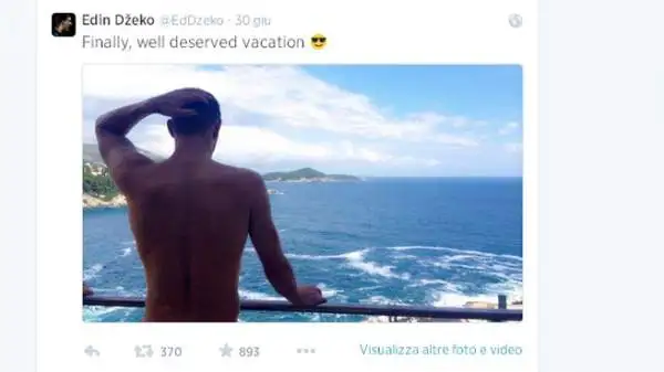 Dzeko guarda perplesso il mare di Dubrovnik dopo l'eliminazione della sua Bosnia.