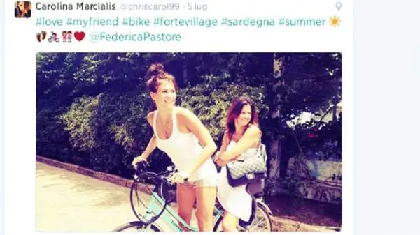 Anche Carolina Marcialis, dopo aver seguito Cassano in Brasile, è andata a rilassarsi in Sardegna.