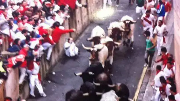 Ivan Luraschi, leader degli 'Ultras Milano', se l'è vista brutta a Pamplona, in occasione dell'encierro.