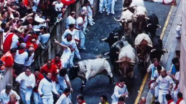 Ivan Luraschi, leader degli 'Ultras Milano', se l'è vista brutta a Pamplona, in occasione dell'encierro.