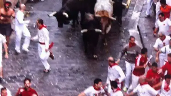 Ivan Luraschi, leader degli 'Ultras Milano', se l'è vista brutta a Pamplona, in occasione dell'encierro.