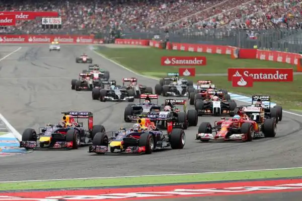 Trionfo Rosberg, Alonso lotta: quinto. Il tedesco della Mercedes domina a Hockenheim in una gara piena di emozioni. Hamilton ottimo terzo, Alonso sgomita con le Red Bull. Incidente per Massa.