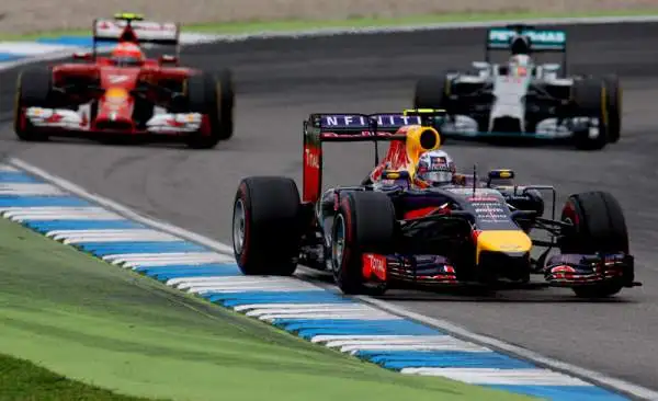 Trionfo Rosberg, Alonso lotta: quinto. Il tedesco della Mercedes domina a Hockenheim in una gara piena di emozioni. Hamilton ottimo terzo, Alonso sgomita con le Red Bull. Incidente per Massa.