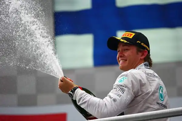 Trionfo Rosberg, Alonso lotta: quinto. Il tedesco della Mercedes domina a Hockenheim in una gara piena di emozioni. Hamilton ottimo terzo, Alonso sgomita con le Red Bull. Incidente per Massa.