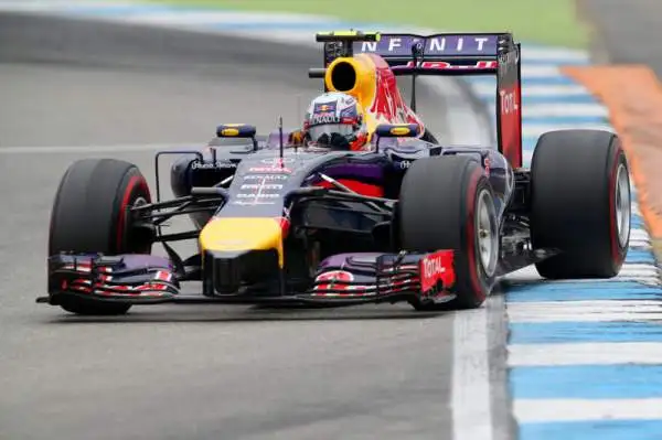 Trionfo Rosberg, Alonso lotta: quinto. Il tedesco della Mercedes domina a Hockenheim in una gara piena di emozioni. Hamilton ottimo terzo, Alonso sgomita con le Red Bull. Incidente per Massa.