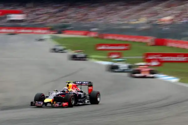 Trionfo Rosberg, Alonso lotta: quinto. Il tedesco della Mercedes domina a Hockenheim in una gara piena di emozioni. Hamilton ottimo terzo, Alonso sgomita con le Red Bull. Incidente per Massa.