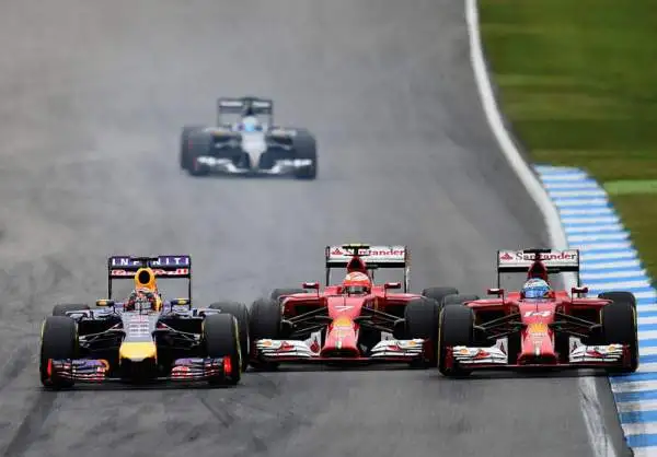 Trionfo Rosberg, Alonso lotta: quinto. Il tedesco della Mercedes domina a Hockenheim in una gara piena di emozioni. Hamilton ottimo terzo, Alonso sgomita con le Red Bull. Incidente per Massa.