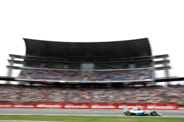 Trionfo Rosberg, Alonso lotta: quinto. Il tedesco della Mercedes domina a Hockenheim in una gara piena di emozioni. Hamilton ottimo terzo, Alonso sgomita con le Red Bull. Incidente per Massa.