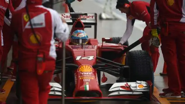 In pole è andato Rosberg, poi Vettel e Alonso. I ferraristi hanno seguito da spettatori la Q3 dai box: non accadeva da anni.
