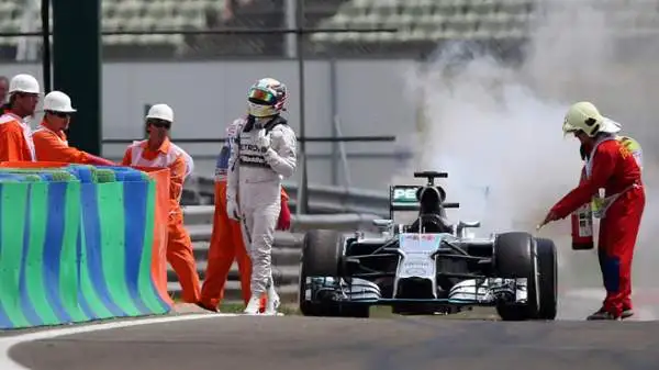 Durante le qualifiche del Gp d'Ungheria, la Mercedes di Hamilton ha preso fuoco e il pilota britannico non è riuscito a superare il Q1.