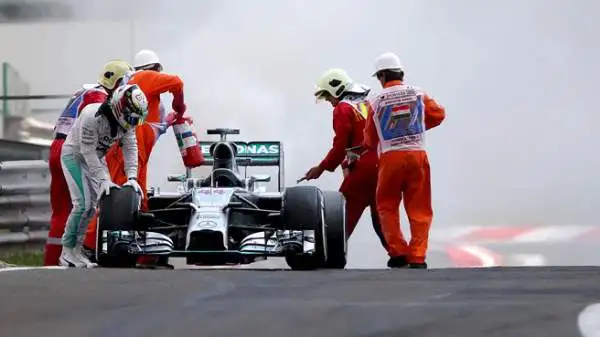 Durante le qualifiche del Gp d'Ungheria, la Mercedes di Hamilton ha preso fuoco e il pilota britannico non è riuscito a superare il Q1.