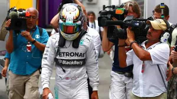 Durante le qualifiche del Gp d'Ungheria, la Mercedes di Hamilton ha preso fuoco e il pilota britannico non è riuscito a superare il Q1.