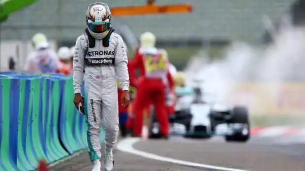 Durante le qualifiche del Gp d'Ungheria, la Mercedes di Hamilton ha preso fuoco e il pilota britannico non è riuscito a superare il Q1.
