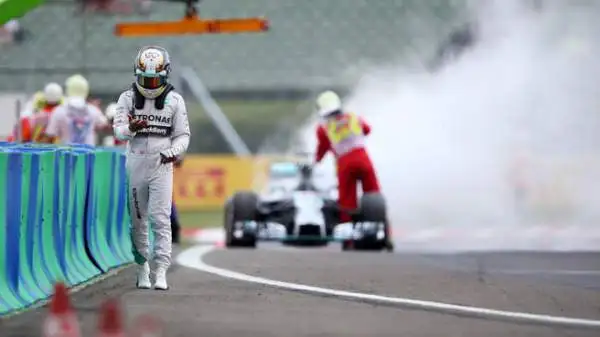Durante le qualifiche del Gp d'Ungheria, la Mercedes di Hamilton ha preso fuoco e il pilota britannico non è riuscito a superare il Q1.