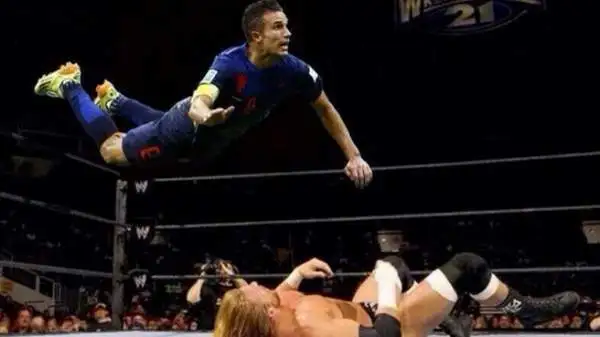 Il tuffo-gol di Van Persie nella gara dell’Olanda contro la Spagna ha scatenato la fantasia degli internauti.
