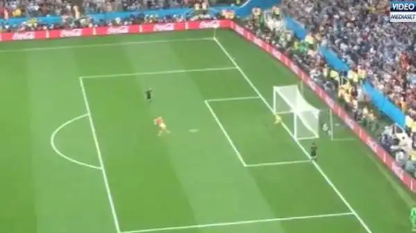 Dopo lo 0-0 al 120' si va ai rigori: sul dischetto è il turno di Ron Vlaar, difensore olandese dell'Aston Villa.