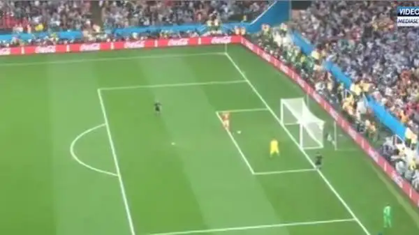 Sfiora il difensore oranje, rimbalza a terra cambiando la traietttoria...