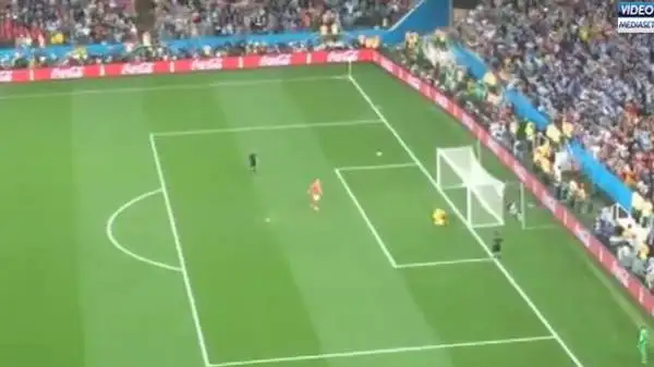 Disperazione Oranje, gioia Albiceleste. Ma il pallone, come mostrato da alcuni filmati girati dai tifosi allo stadio e che stanno facendo il giro del web, assume un giro strano.