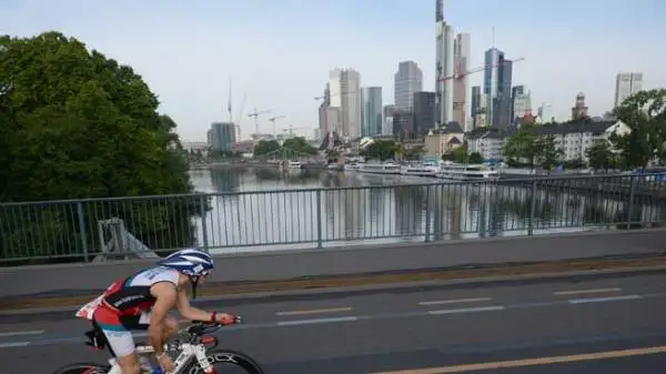 La città tedesca di Francoforte ha ospitato il campionato europeo di Ironman, massacrante prova di triathlon.